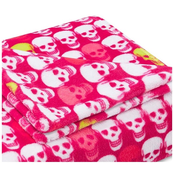 Betsey Johnson Pink & White Skull Party Throw 💀 - Picture 2 of 8